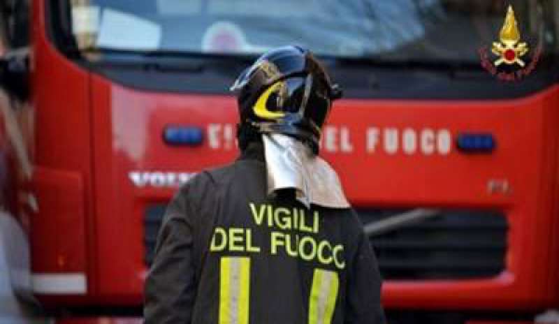 A fuoco un palazzo nel centro di Torino, evacuate cento persone