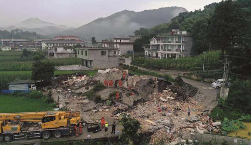 Terremoto 5.8 in Cina, crolla un hotel