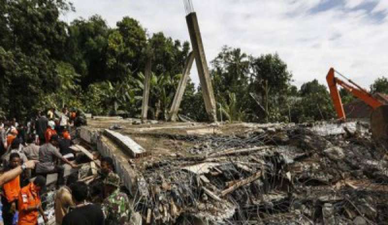 Terremoto devastante a Sumatra: almeno 97 morti, si scava tra le macerie
