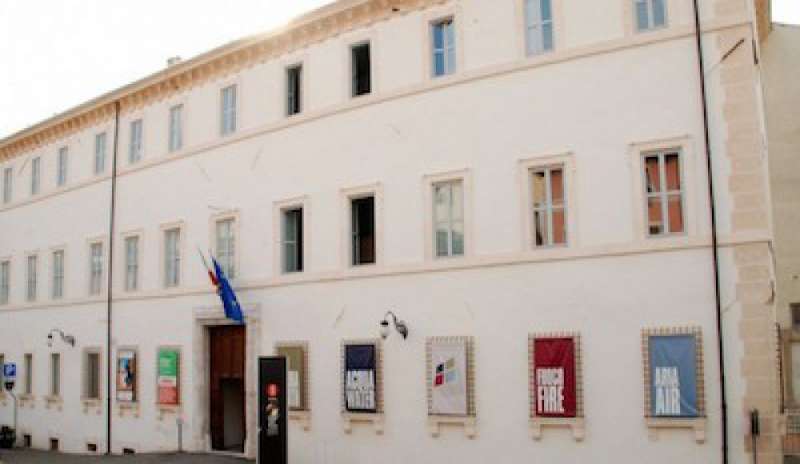 Terremoto: diventano arte le crepe di palazzo Collicola a Spoleto