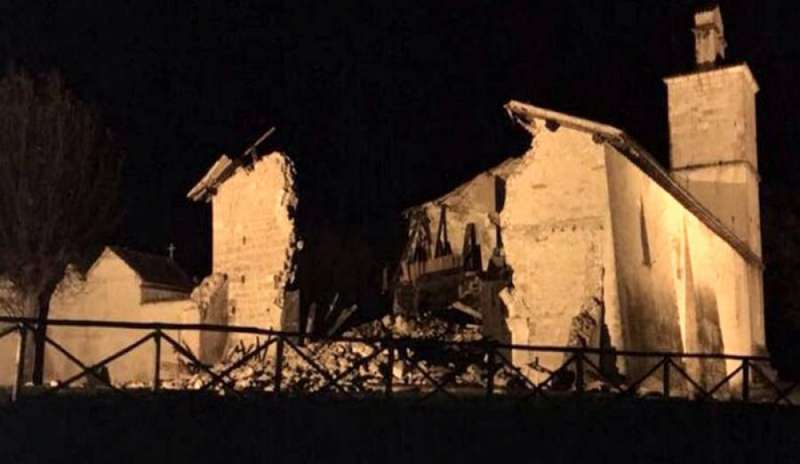 Terremoto, tre forti scosse in centro Italia. Crolli e tanta paura