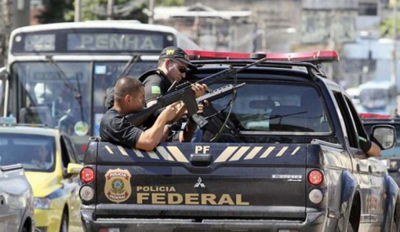 Terror in Rio de Janeiro: the shooting of 10-hour block thousand pupils