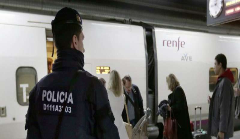 Terrorismo: arrestati in Francia 5 russi che progettavano un nuovo attacco