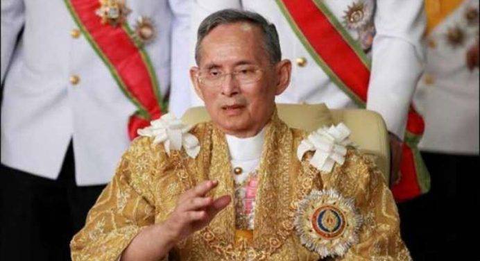Thailandia: si veste di nero per il compleanno del re e viene denunciata