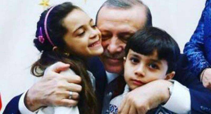 Visita di Erdogan alla bimba che ha raccontato la guerra con i tweet