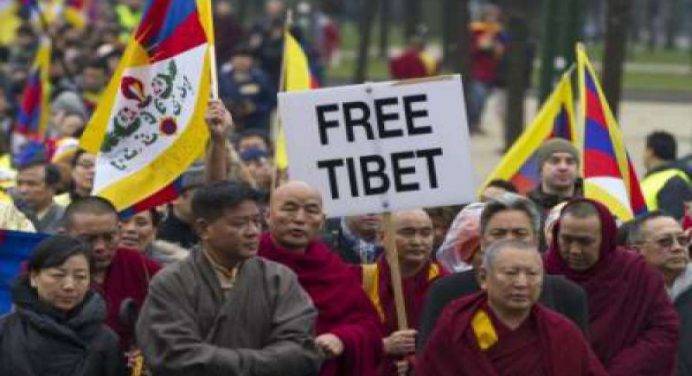 Tibetani condannati a 13 anni per aver denunciato la polizia