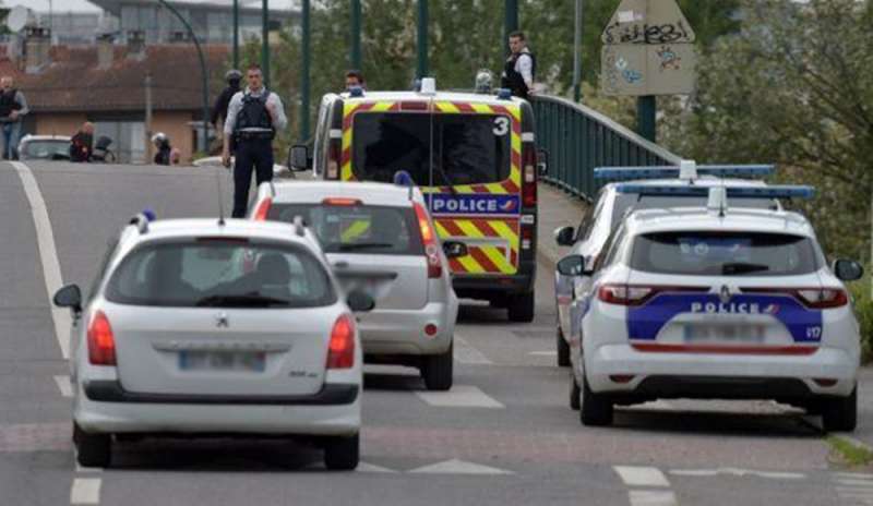 Tolosa: 17enne sequestra poi libera quattro ostaggi