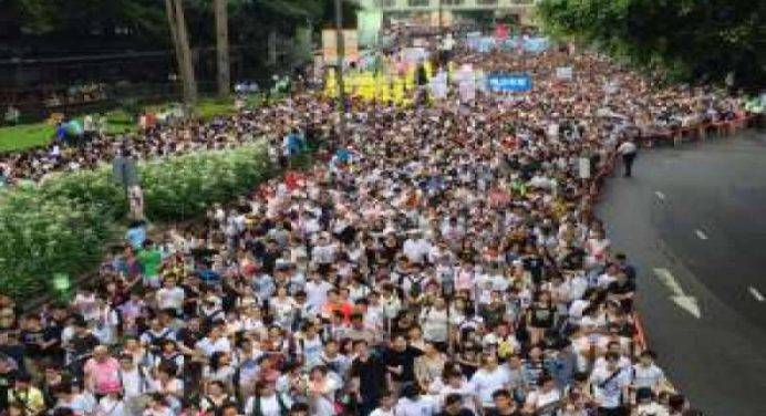 Torna la calma a Hong Kong. Il governo: “Li lasceremo manifestare”