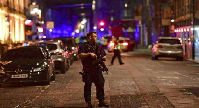 Torna l’incubo terrorismo in Gran Bretagna: passanti investiti da un furgone sul London Bridge