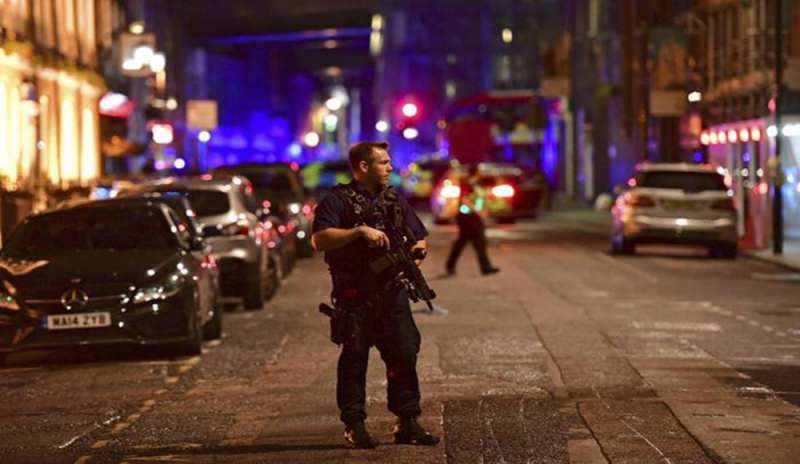 Torna l’incubo terrorismo in Gran Bretagna: passanti investiti da un furgone sul London Bridge
