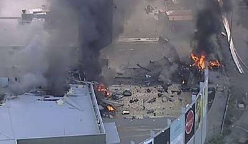 Tragedia a Melbourne, bimotore precipita su centro commerciale: 5 morti