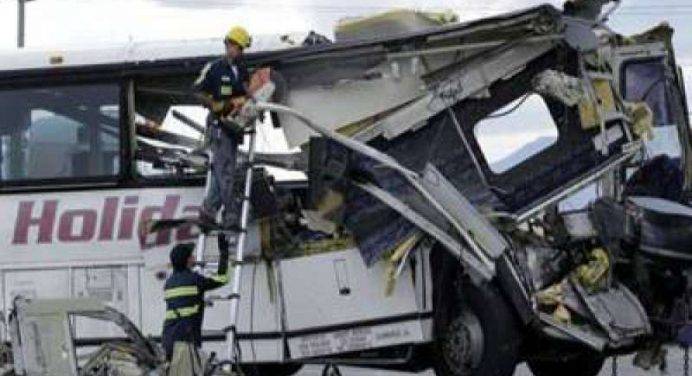 Tragedia a Palm Springs, frontale tra bus e camion: morti 13 turisti