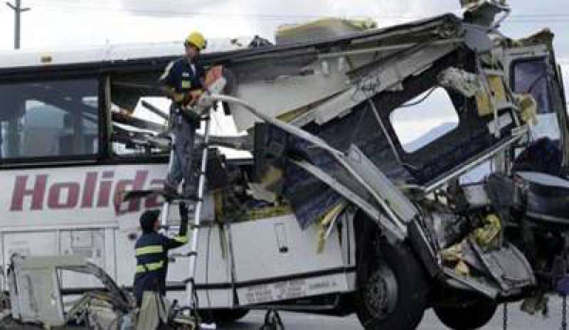 Tragedia a Palm Springs, frontale tra bus e camion: morti 13 turisti
