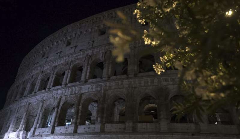 Tragedia del Morandi, Roma spegne le sue luci