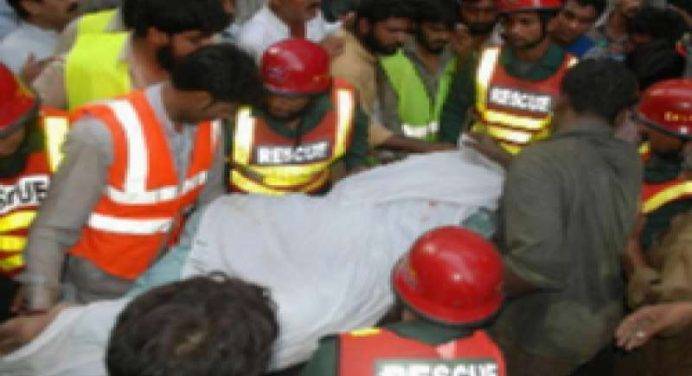 Tragedia in Pakistan. Crolla una Moschea: 24 morti