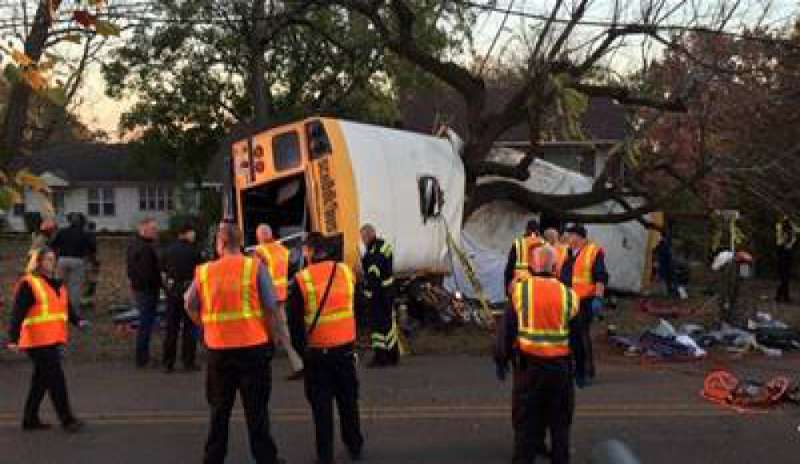 Tragedia in Tennessee, autobus si schianta contro un albero: morti 6 bimbi