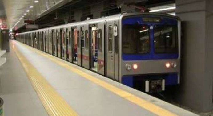 Tragedia nella Metro B: 28enne cade sui binari e muore investito dal treno. Ipotesi suicidio
