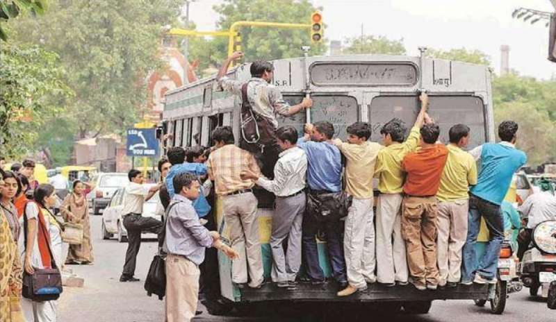 Tragedia sulle strade indiane: bus precipita in una scarpata, 10 morti