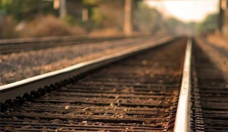 Tre ragazzi lanciano sassi contro un treno: 14enne indagato