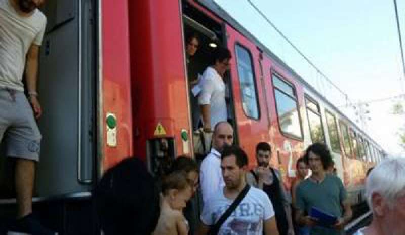 Treno Milano-Marsiglia fermo per un guasto, passeggeri sotto il sole per 2 ore