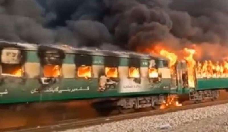 Incendio in un treno passeggeri: 65 morti