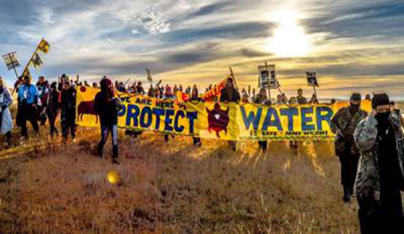 Trump dice sì all’oleodotto in Dakota, la protesta dei Sioux: “Calpesta i nostri diritti”