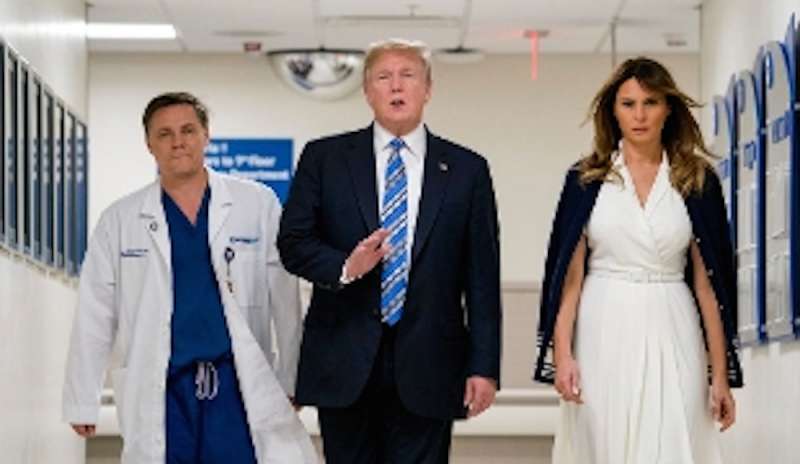 Trump incontra i feriti in ospedale