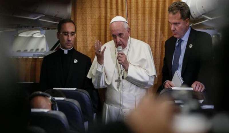Trump, Medjugorie e i lefebvriani: la conferenza stampa del Papa di ritorno da Fatima