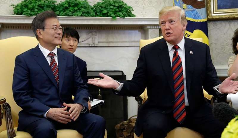 Trump riceve Moon: “Il colloquio con Kim? Forse un rinvio”