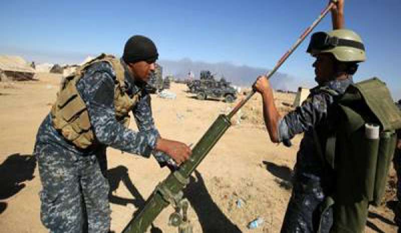 Truppe curdo irachene a un passo da Mosul, città martellata dall’artiglieria