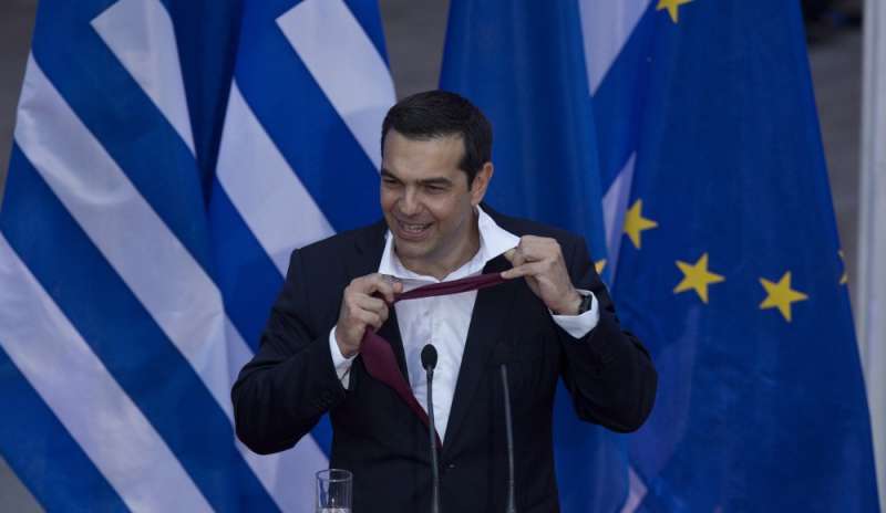 Tsipras celebra la fine della crisi