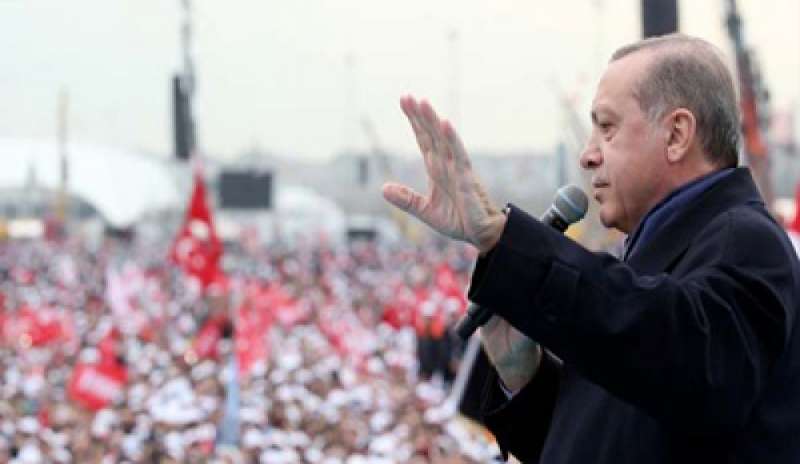 Turchia, Erdogan vince ma il referendum spacca il Paese. L’Osce: “Standard non rispettati”