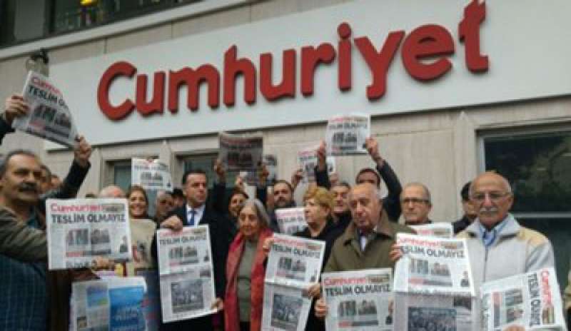 Turchia, stampa d’opposizione sotto assedio: fermato l’editore di Cumhuriyet