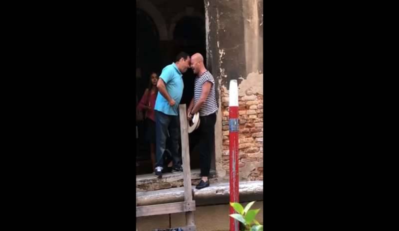 Turista prende a testate un gondoliere: il video è virale