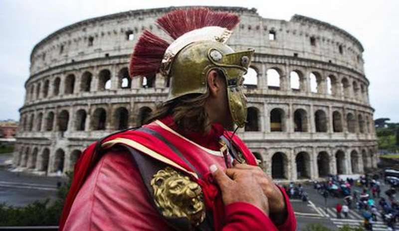 Turiste derubate dai centurioni al Colosseo: “Rivuoi il telefono? Dammi 40 euro”