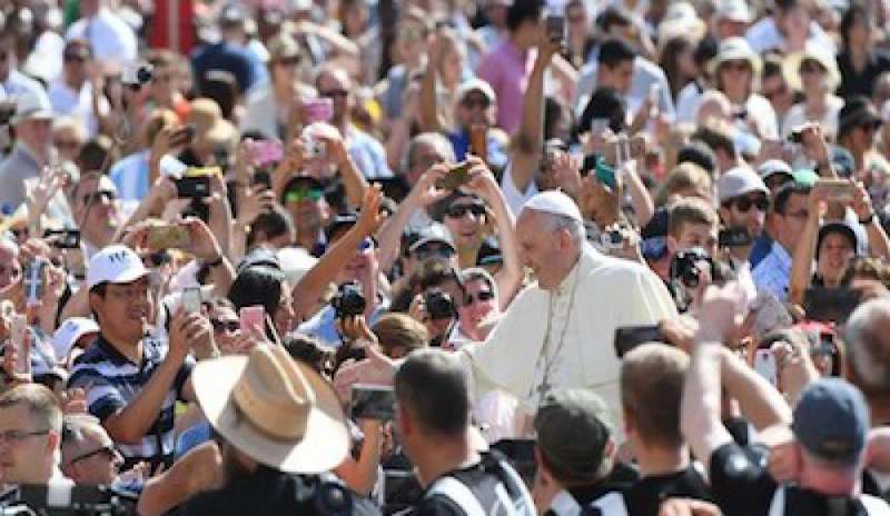Udienza a San Pietro, Bergoglio: “Imploro un immediato cessate il fuoco in Siria, almeno per evacuare i civili”