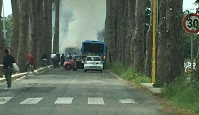 Un altro autobus in fiamme a Ostia
