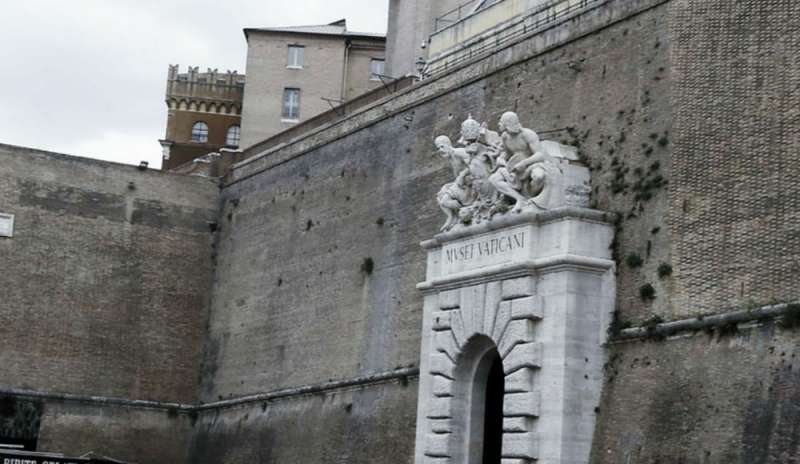 Un pezzo d'intonaco si stacca in Vaticano e l'incubo ritorna