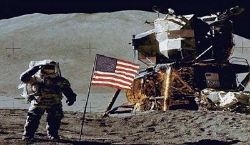 “Un piccolo passo per l’uomo”: 48 anni fa la prima “camminata” sulla luna