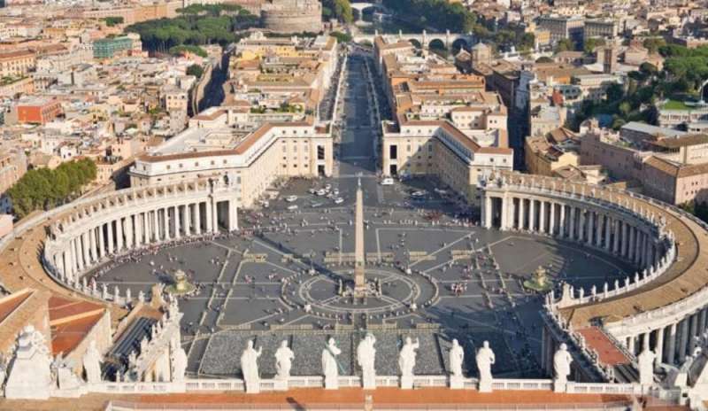 Una croce in Vaticano in ricordo dei migranti