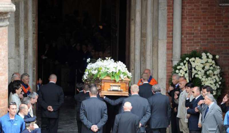 Una folla commossa ai funerali di Michele Ferrero