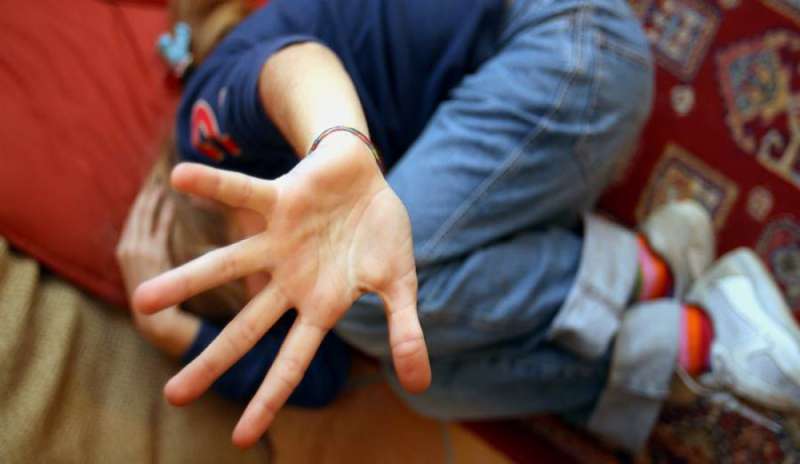 Undici minorenni violentano 13enne disabile: choc a Napoli