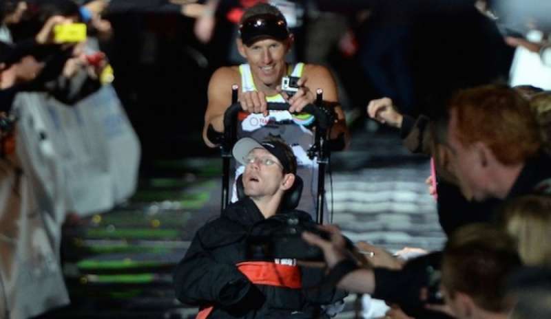 Uomo con paralisi cerebrale completa l’Ironman Triathlon