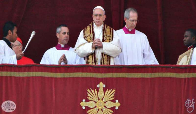 Urbi et Orbi, il Papa invoca la pace: “Tacciano le armi in Siria”