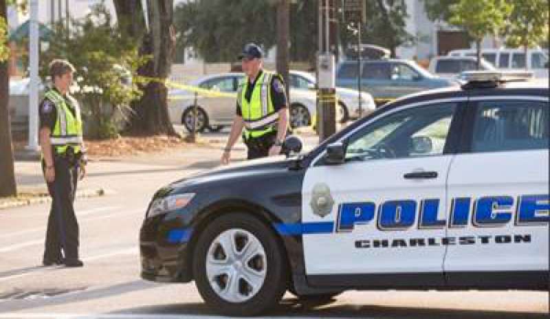 Usa, allarme a Charleston per un uomo armato barricato in un ristorante