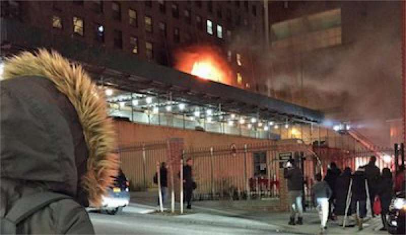Usa, palazzo in fiamme a Manhattan: 24 feriti