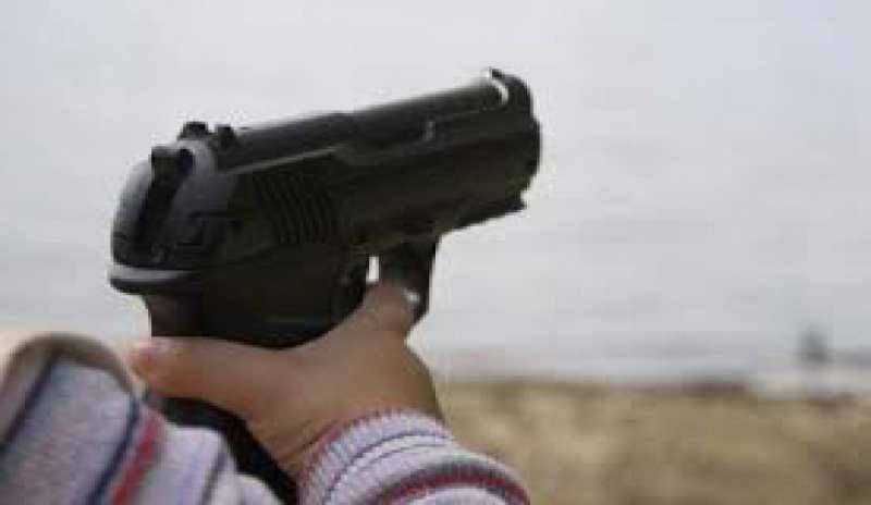Usa, tragedia sfiorata: un bambino ruba la pistola e spara ai genitori