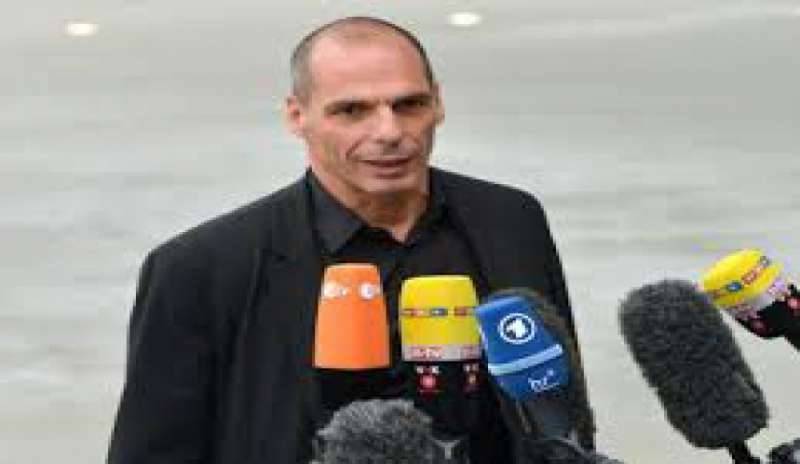 Varoufakis sfida l’Ue: “Non siamo incollati alle poltrone, pronti al referendum sull’euro”