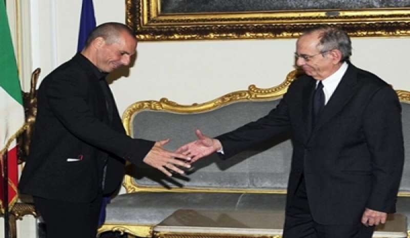 Varoufakis: siete vicini alla bancarotta. Padoan: fuori luogo. Ma Bankitalia…