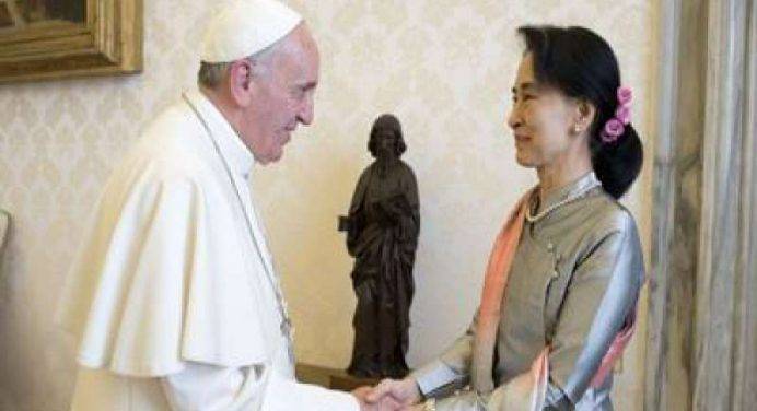 Vaticano, il Premio Nobel per la Pace Aung San Suu Kyi in udienza dal Papa